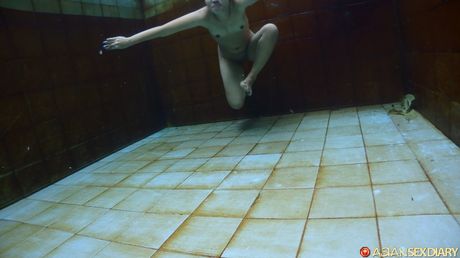 裸體美女羅斯在洗澡前脫光衣服