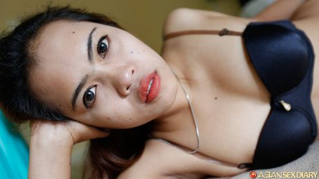 一流的亞洲寶貝羅斯在自慰前展示了她嬌小的乳房和性感的屁股