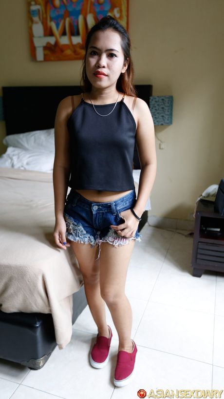 一流的亞洲寶貝羅斯在自慰前展示了她嬌小的乳房和性感的屁股