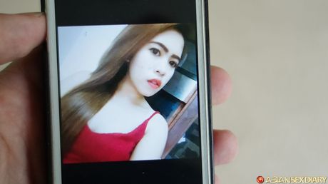 一流的亞洲寶貝羅斯在自慰前展示了她嬌小的乳房和性感的屁股