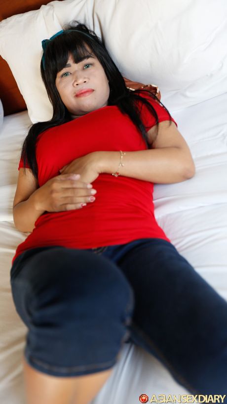 黑髮媽媽 Suraya 的陰道被大雞巴塞滿