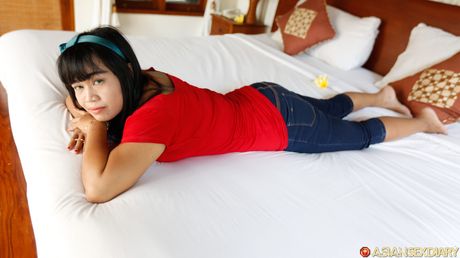 黑髮媽媽 Suraya 的陰道被大雞巴塞滿