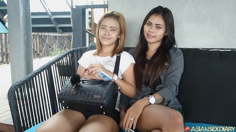 青少年 Nurin 和 Siti 在床上三人行前脫光衣服