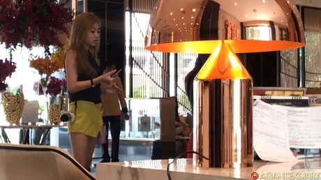 細身のアジアのティーンアマチュアは、彼女の小さなおっぱいを誇示し、ビキニでポーズをとる