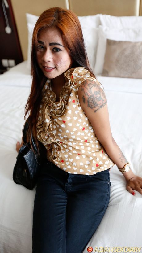 可愛寶貝 Nurin 在床上裸體後露出了內射小穴