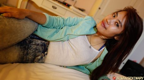 Asiatisk skønhed Vira får sin behårede fisse vædret af en stor pik