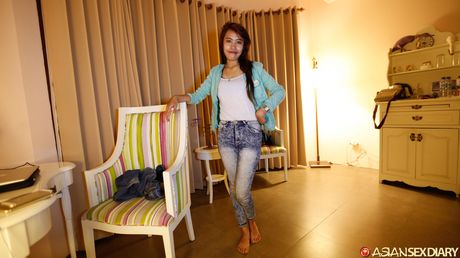 Asiatisk skønhed Vira får sin behårede fisse vædret af en stor pik