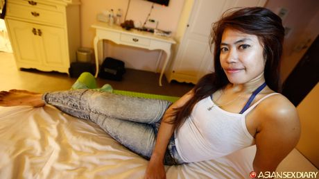 Asiatisk skønhed Vira får sin behårede fisse vædret af en stor pik