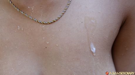 裸體亞洲女孩艾莉西亞在泳池邊做愛前展示她的大胸部和臀部