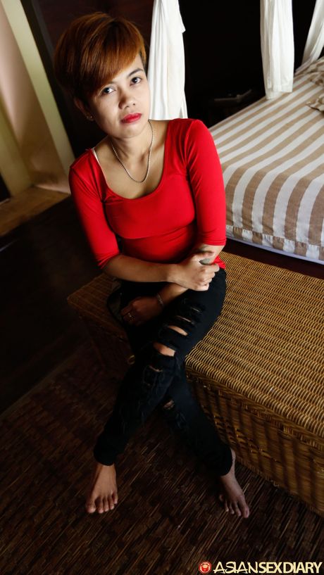 淘氣女孩 Alicia 脫掉衣服，展現她迷人的胸部