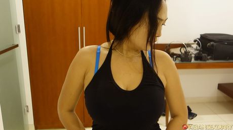 大胸部亞洲熟婦 Indeela 露出她巨大的乳房並展示她的裸體照片