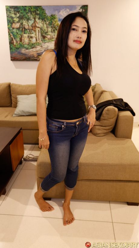 大胸部亞洲熟婦 Indeela 露出她巨大的乳房並展示她的裸體照片