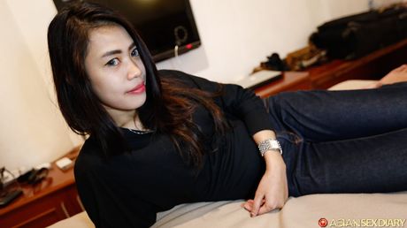 Asiatisk dukke Vira får sin behårede fisse fingret og kneppet af en skaldet fyr