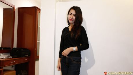 Asiatisk dukke Vira får sin behårede fisse fingret og kneppet af en skaldet fyr