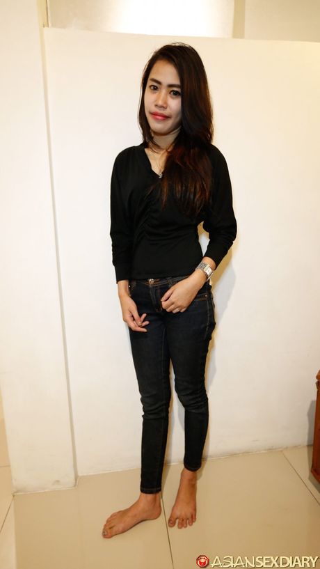 Asiatisk dukke Vira får sin behårede fisse fingret og kneppet af en skaldet fyr