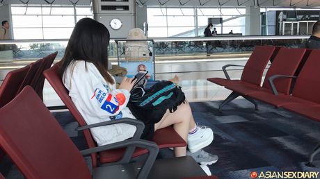 淺色頭髮的封面女郎伊凡娜在飯店房間裡赤裸裸地自慰