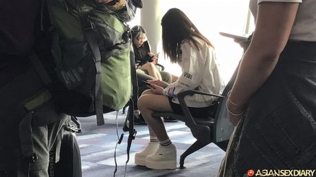 淺色頭髮的封面女郎伊凡娜在飯店房間裡赤裸裸地自慰