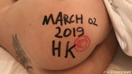 淺色頭髮的封面女郎伊凡娜在飯店房間裡赤裸裸地自慰