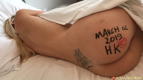 淺色頭髮的封面女郎伊凡娜在飯店房間裡赤裸裸地自慰