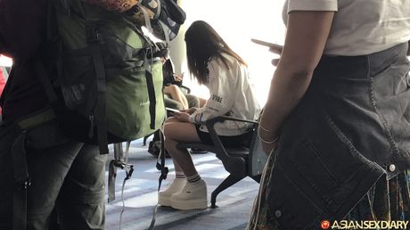 淺色頭髮的封面女郎伊凡娜在飯店房間裡赤裸裸地自慰