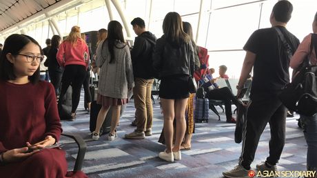 淺色頭髮的封面女郎伊凡娜在飯店房間裡赤裸裸地自慰