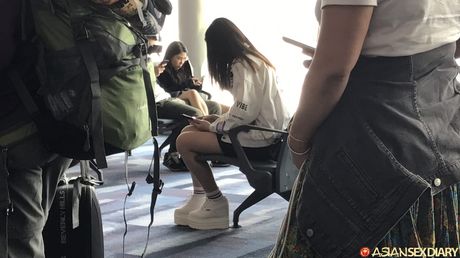 淺色頭髮的封面女郎伊凡娜在飯店房間裡赤裸裸地自慰