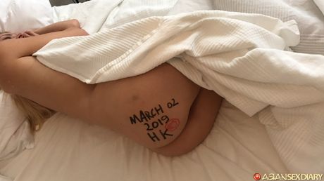 淺色頭髮的封面女郎伊凡娜在飯店房間裡赤裸裸地自慰