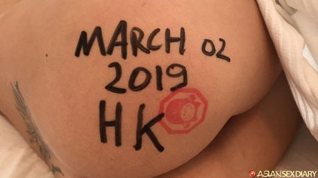 淺色頭髮的封面女郎伊凡娜在飯店房間裡赤裸裸地自慰