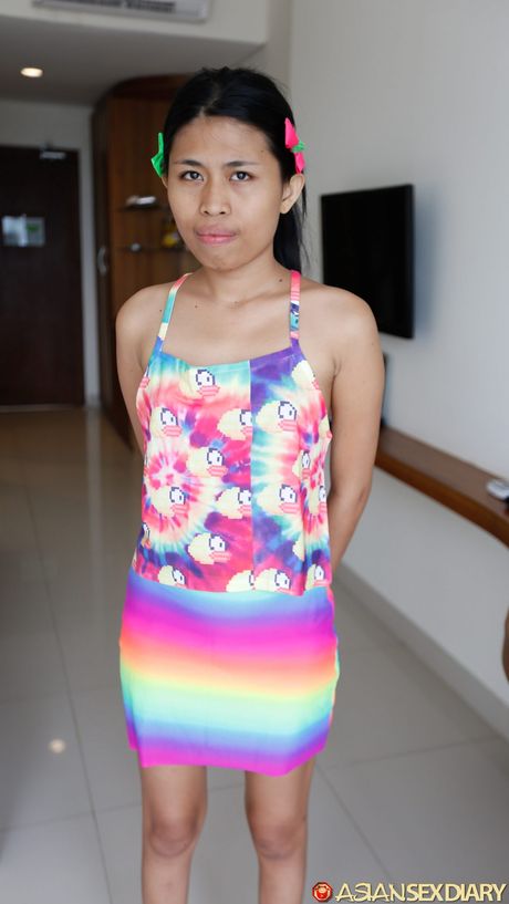 鄰家女孩阿德莉亞的毛茸茸小穴被大屌射進陰道