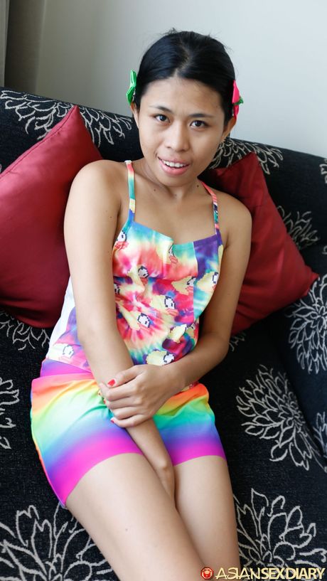 鄰家女孩阿德莉亞的毛茸茸小穴被大屌射進陰道