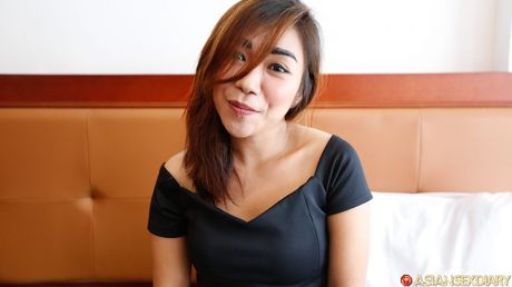 性感的亞洲熟婦 Rabihah 展示了她完美的臀部並張開了她毛茸茸的陰部