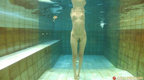 馬來西亞美女 Adelia 在洗澡前裸露身體