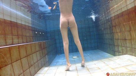馬來西亞美女 Adelia 在洗澡前裸露身體