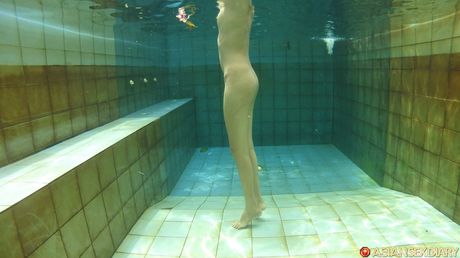 馬來西亞美女 Adelia 在洗澡前裸露身體