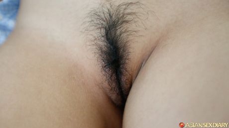 夢幻般的亞洲寶貝阿德莉亞在獨奏中展示了她火熱的屁股和毛茸茸的陰部