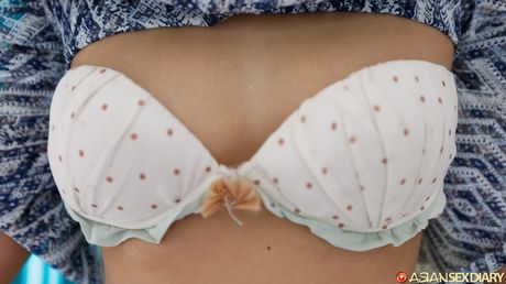 精緻的馬來西亞娃娃阿德莉亞在沙發上赤身裸體，然後用手指操她