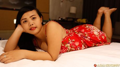 亞洲模特兒 Ice B 與白人大屌做愛後內射