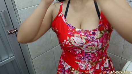 亞洲美女 Ice B 在公共廁所被假陽具塞滿陰道