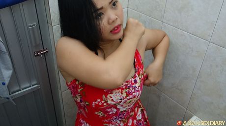 亞洲美女 Ice B 在公共廁所被假陽具塞滿陰道