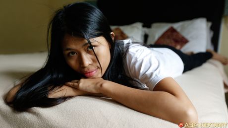 嬌小的馬來西亞寶貝阿德莉亞在床上裸體，然後手指操