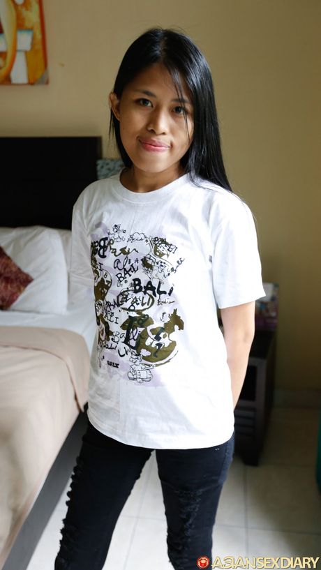 嬌小的馬來西亞寶貝阿德莉亞在床上裸體，然後手指操