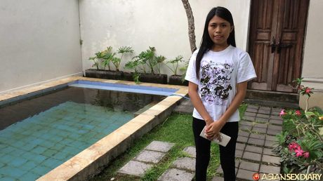 嬌小的馬來西亞寶貝阿德莉亞在床上裸體，然後手指操