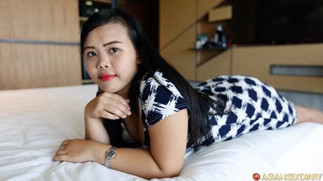 一流的亞洲冰B在獨奏中用假陽具塞滿了她的陰部