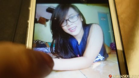 一流的亞洲冰B在獨奏中用假陽具塞滿了她的陰部