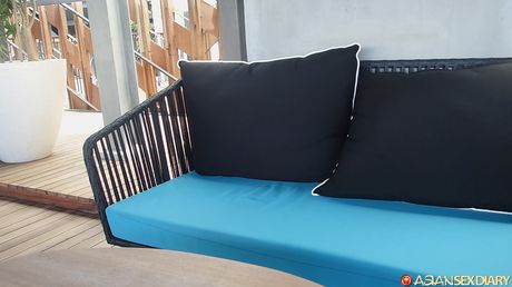 一流的亞洲冰B在獨奏中用假陽具塞滿了她的陰部