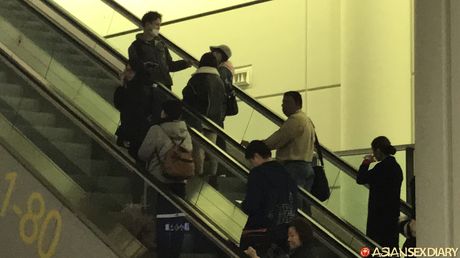 アジアの人形アマチュアは、角質の男に彼女の猫をディックを取得します