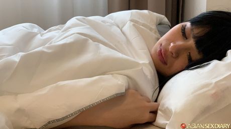 Asiatisk skønhed Miyabi sport en creampie fisse efter at være vågnet nøgen