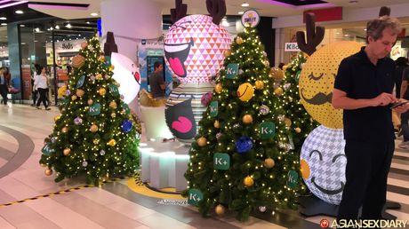 Asiatisk skønhed Miyabi sport en creampie fisse efter at være vågnet nøgen