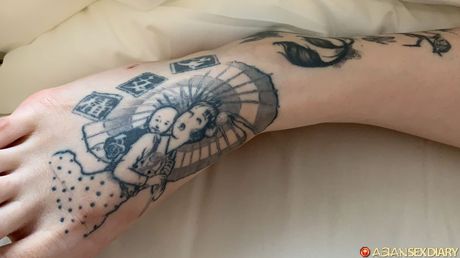 Asiatisk skønhed Miyabi sport en creampie fisse efter at være vågnet nøgen