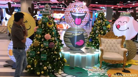 Asiatisk skønhed Miyabi sport en creampie fisse efter at være vågnet nøgen